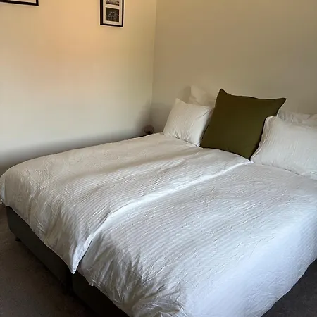 1 Bedroom Flat Own Entrance Apartment *