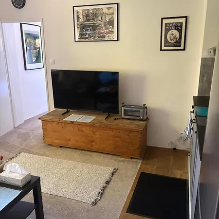 1 Bedroom Flat Own Entrance Apartment *